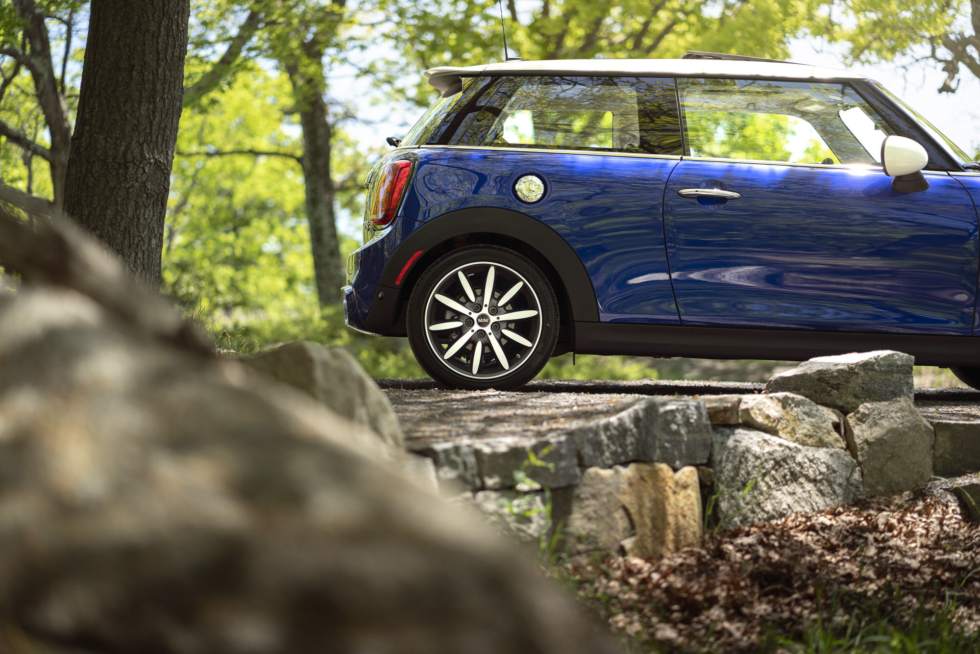 Blue MINI hardtop at New York’s Bear Mountain State Park